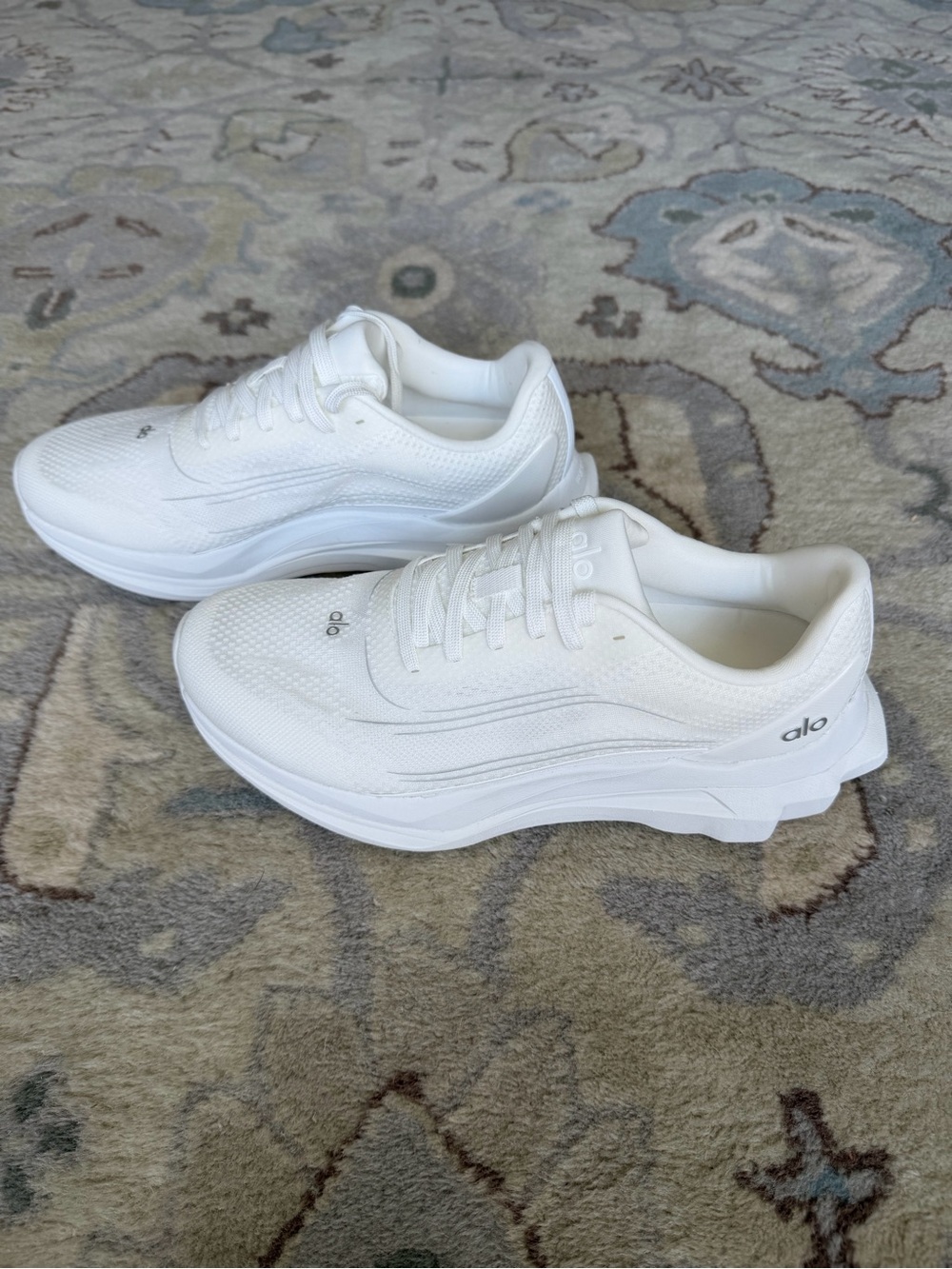 ALO Yoga Runner Sneakers White/White Women’s 9 Men’s 7.5 - Picture 2 of 8